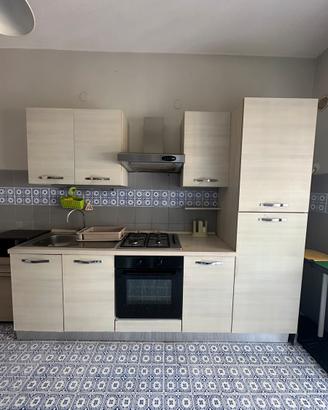 Cucina completa con elettrodomestici