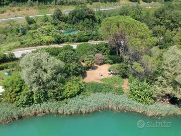 Fronte lago Pusiano terreno, parcheggio e spiaggia