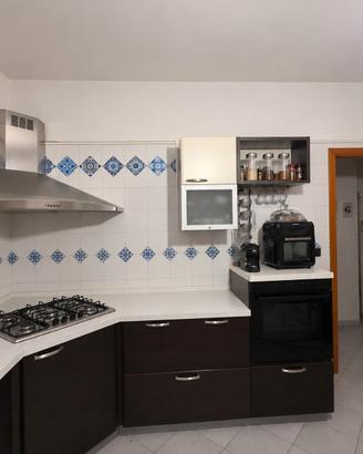 cucina angolare con cappa e piano cottura 