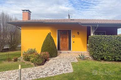 Villa di 325 m² con più di 5 locali e box auto dop