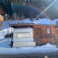 ROULOTTE STANZIALE CON CASETTA IN LEGNO