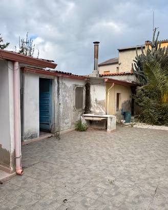 Decimoputzu. Ampia indipendente da ristrutturare