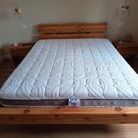 letto e comodini in legno massello naturale