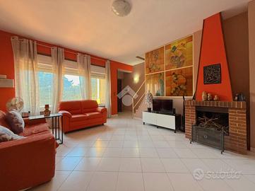 VILLA A SCHIERA A GIUGLIANO IN CAMPANIA