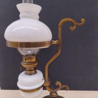 Antica lampada ad olio petrolio