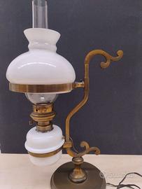 Antica lampada ad olio petrolio