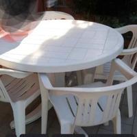 Tavolo da giardino con 4 Sedie Ombrellone e base.