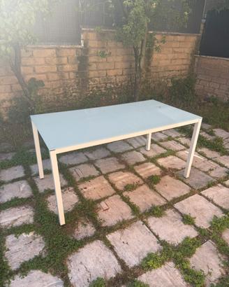 Tavolo con piano in vetro