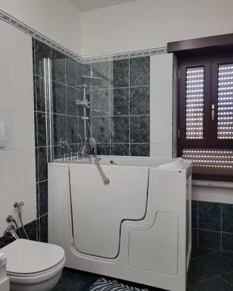 vasca da bagno con sportello