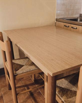 Tavolo con sedie per cucina