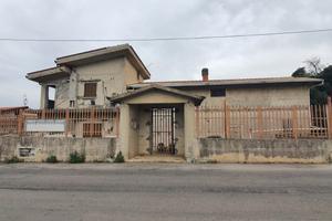 MISILMERI:VILLA SU 2 LIVELLI CON AMPIO TERRENO