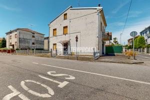 Casa indipendente con ampio giardino
