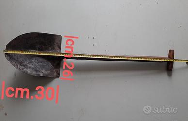 Pala in ferro con manico in legno