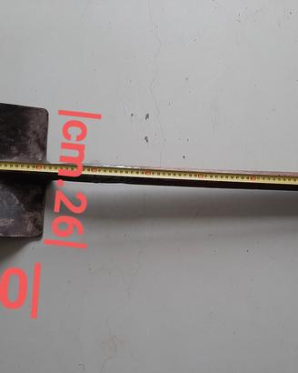Pala in ferro con manico in legno