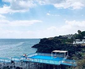 Scogliera bivani arredato discesa a mare p.auto