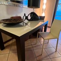 Tavolo rovere scuro e cristallo beigepari al nuovo