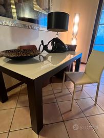 Tavolo rovere scuro e cristallo beigepari al nuovo