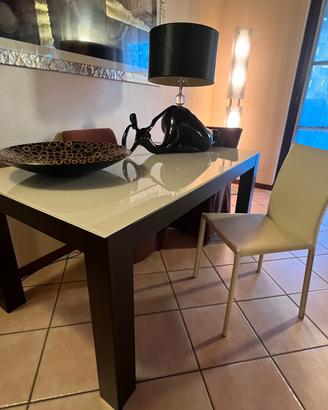 Tavolo rovere scuro e cristallo beigepari al nuovo