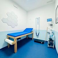 2 Lettini medici in legno con portarotolo - Nuovi