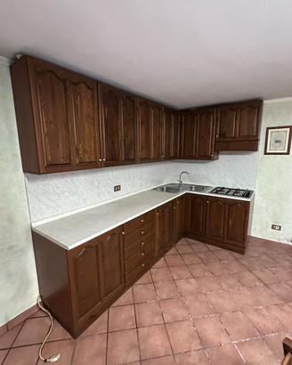 Cucina artigianale in noce su misura