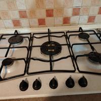 cucina con elettrodomestici