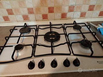 cucina con elettrodomestici