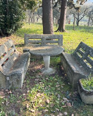 Tavolo rotondo + 3 panchine in cemento armato