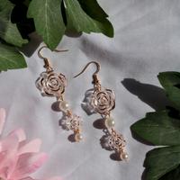 delicati orecchini con rose e perle