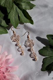 delicati orecchini con rose e perle