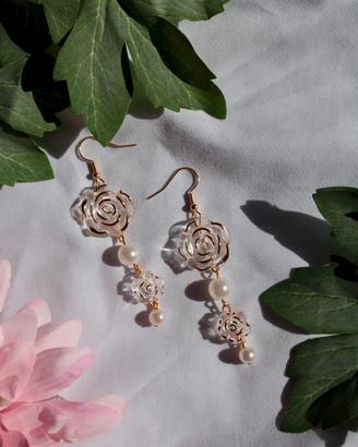 delicati orecchini con rose e perle