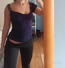 Top Guess viola con spallina in maglia metallica