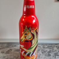 Bottiglia di birra Tsingtao anno del Cavallo