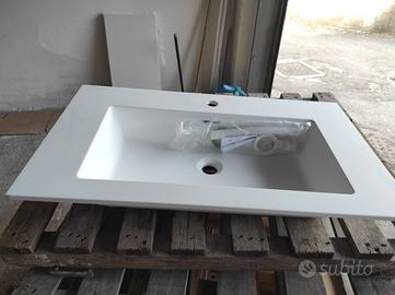 lavabo mai usato appena scheggiato 