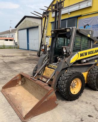 Mini pala gommata NEW HOLLAND LS180