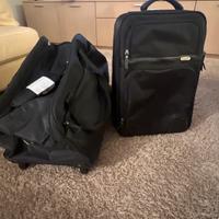 Due valige piccole e un beauty