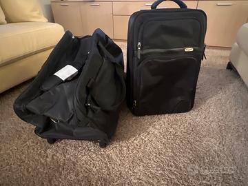 Due valige piccole e un beauty