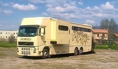 Van Volvo Valli trasporto cavalli con popout