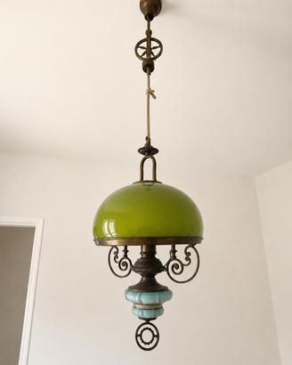 Lampadario in ottone con vetro verde e ceramica