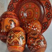 Uova in legno decorate a mano