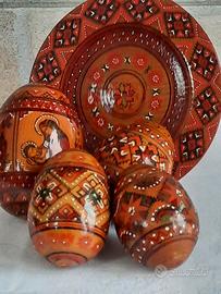 Uova in legno decorate a mano