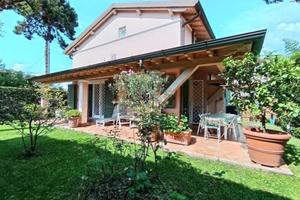 Villa di 210 m² con più di 5 locali a Pietrasanta