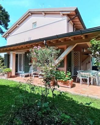Villa di 210 m² con più di 5 locali a Pietrasanta
