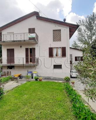 Appartamento di 300 m² con 5 locali e box auto a U