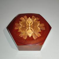 Portagioie esagonale con intarsio russo in legno