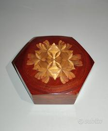 Portagioie esagonale con intarsio russo in legno