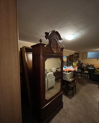 Antico armadio (del 1850)  in legno con specchio