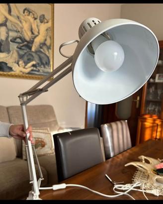 Lampada si adatta come vuoi ed è regolabile super
