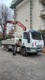 IVECO Eurocargo con gru Ferrari 708