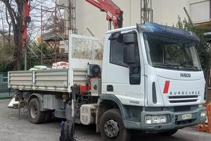 IVECO Eurocargo con gru Ferrari 708