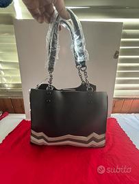 Elegante borsa a tracolla e con catenelle